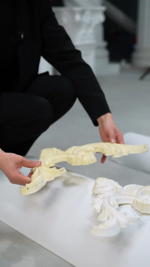 Dekoratif süslemenin kıvrımlı profili yandan tutularak gösteriliyor.