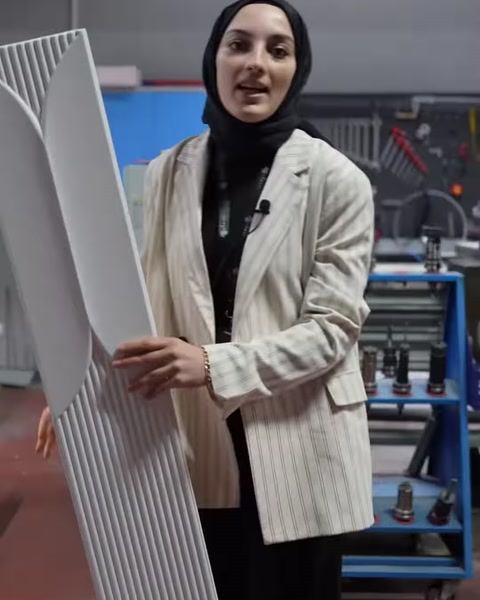 Beyaz dekoratif panelin kavisli tasarımı yakından sergileniyor