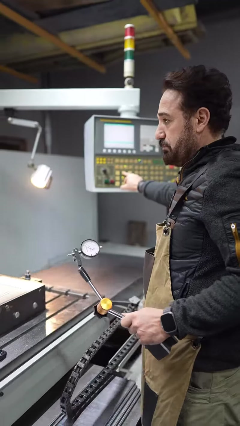 Operatör CNC tezgâhını kontrol panelinden ayarlayarak üretimi yönetiyor