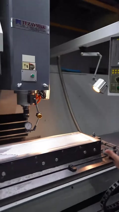 CNC tezgâhındaki uzun kalıp parçasının işleme aşaması görülüyor