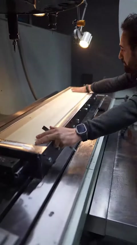 İşlemi tamamlanan dekoratif panel parçası üretim tezgâhında inceleniyor