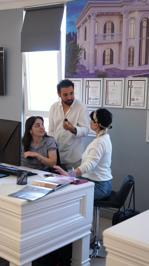 Tasarımcı ve proje ekibi showroom masasındaki görüşmeyi sürdürüyor