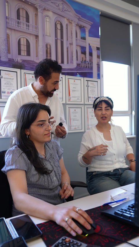 Tasarımcı proje seçeneklerini showroom ekibiyle karşılıklı değerlendiriyor
