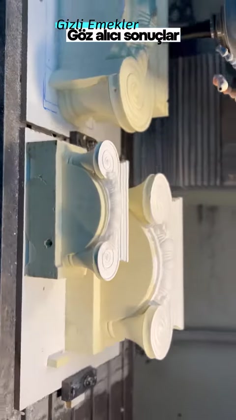 İyon sütun başlığının kıvrımlı gövdesi makinede işleniyor