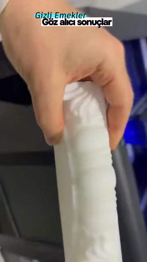 Kabartmalı küçük üretim örneği elde yakından gösteriliyor