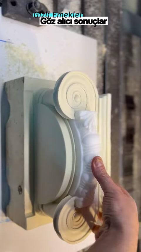 Kabartmalı parça sütun başlığındaki konumuna elle yerleştiriliyor
