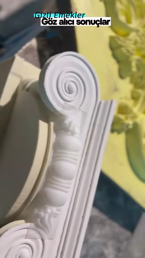 Tamamlanmış İyon başlığında spiral volüt ve yaprak detayları görülüyor