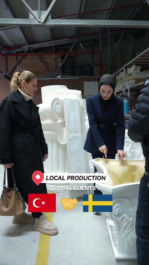 Kavisli dekoratif ürünün yüzey ve biçim detayları inceleniyor