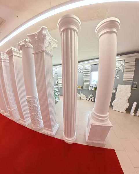 Kırmızı halı üzerinde sıralanmış dekoratif sütun koleksiyonu