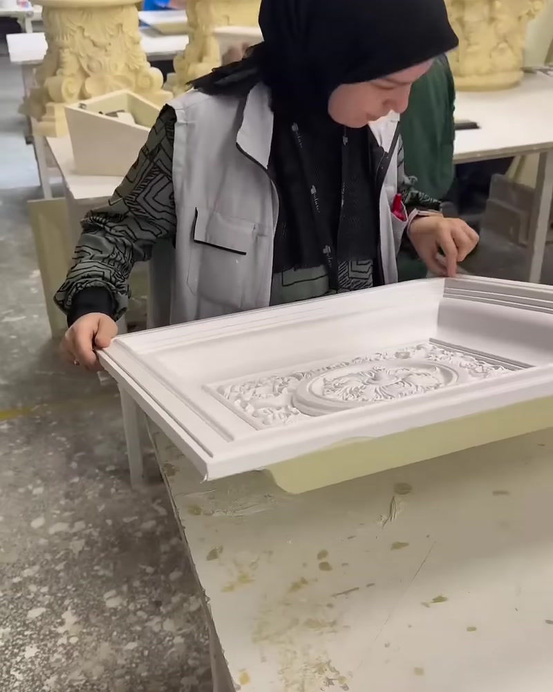 Üretim tezgâhında kabartmalı kare kubbe paneli kontrol ediliyor