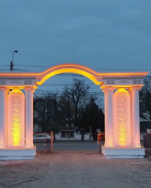 Önden görülen kemerli giriş kapısı, kabartmalı paneller ve sütunlar