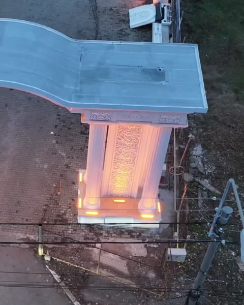Giriş kapısının kavisli üst örtüsü ve kabartmalı yan paneli