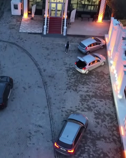 Ticari bina girişi, merdivenler ve aydınlatılmış dış cephe sütunları