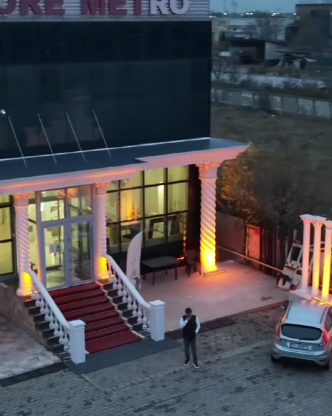 Merdivenli ana giriş ile sağ taraftaki dekoratif sütun dizisi