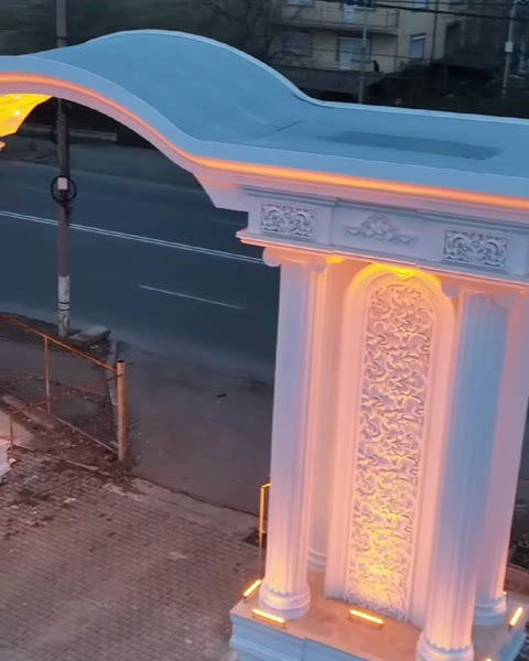 Kemerli girişin kabartmalı paneli, ince sütunları ve katmanlı başlığı