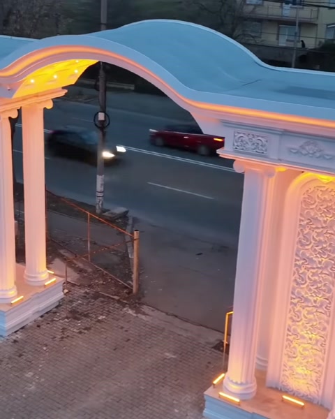 Yakından görülen bezemeli giriş paneli ve kavisli üst bölüm