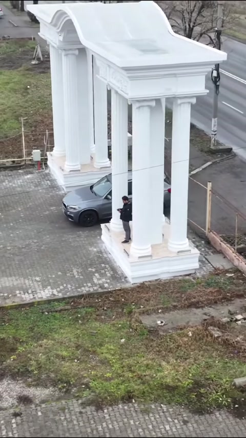 Beyaz dekoratif sütunlarla oluşturulan giriş düzeninin gündüz görünümü