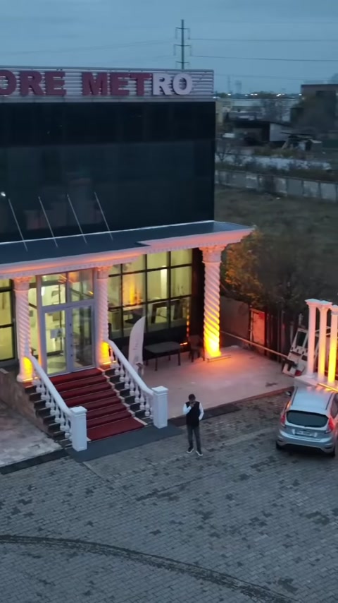 Merdivenli bina girişi ve dekoratif çevre duvarı bütünlüğü
