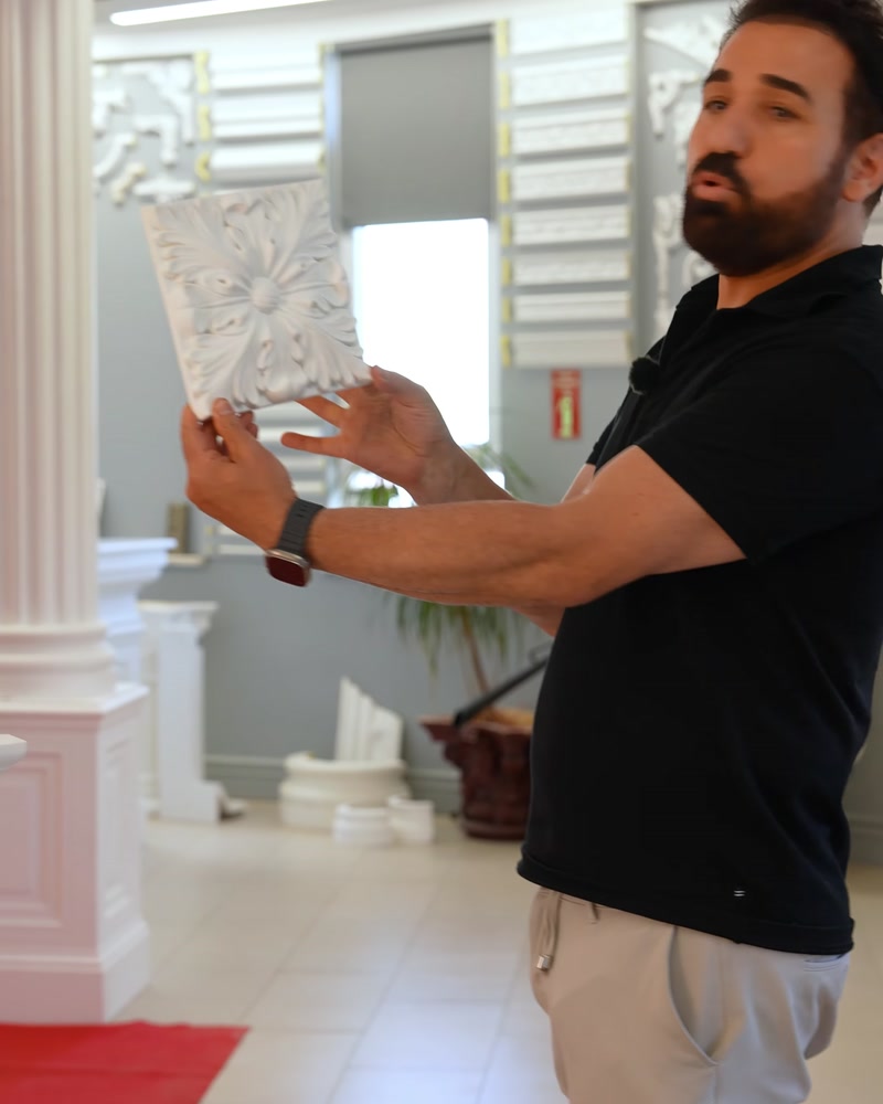Showroom'da elde tutulan poliüretan dekoratif panel örneği