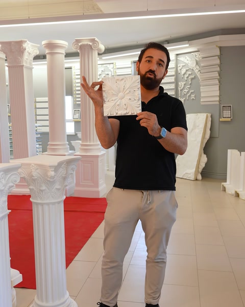 Sütunlar arasında dekoratif rölyef panel örneği tanıtılıyor