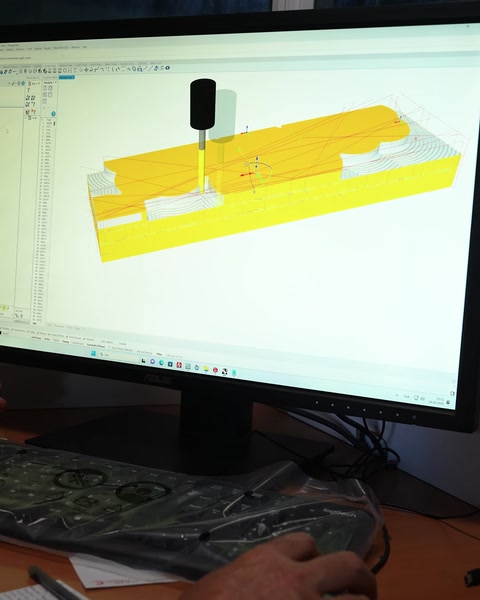 Ekranda üç boyutlu CNC işleme modeli görüntüleniyor