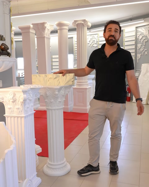 Showroom'da sütunlar önünde poliüretan ürünler tanıtılıyor