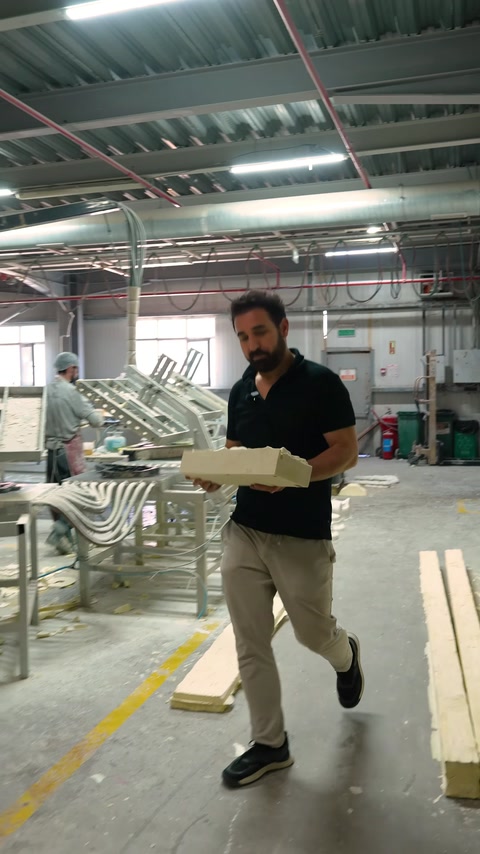 CNC ile üretilen rölyef parçası atölyede kontrol ediliyor