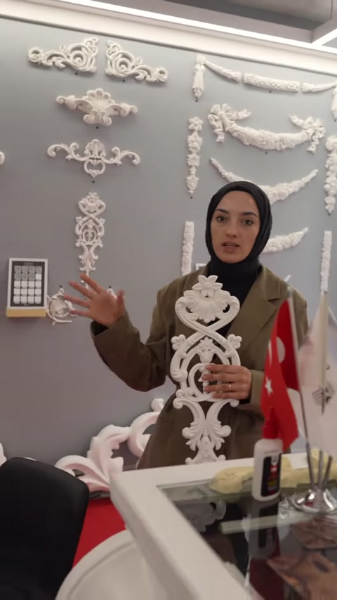 Farklı motiflerle kaplı duvar önünde ürün kullanım alanları anlatılıyor