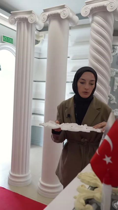 Beyaz motif parçası elde tutularak esnek formu tanıtılıyor