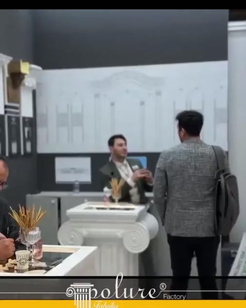 Arka duvarda çeşitli söve ve çıta modelleri sergileniyor
