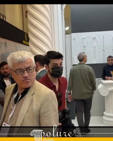 Burmalı sütun gövdesi ve sergi alanındaki modeller birlikte görülüyor