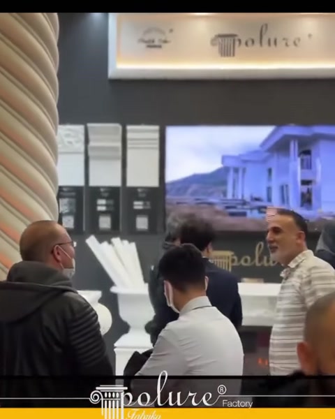 Ürün panoları ve uygulama ekranıyla hazırlanan stand bölümü görülüyor