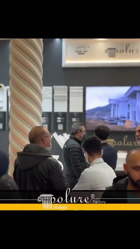 Ön plandaki burmalı sütun gövdesi ve stand içi ürün sunumu