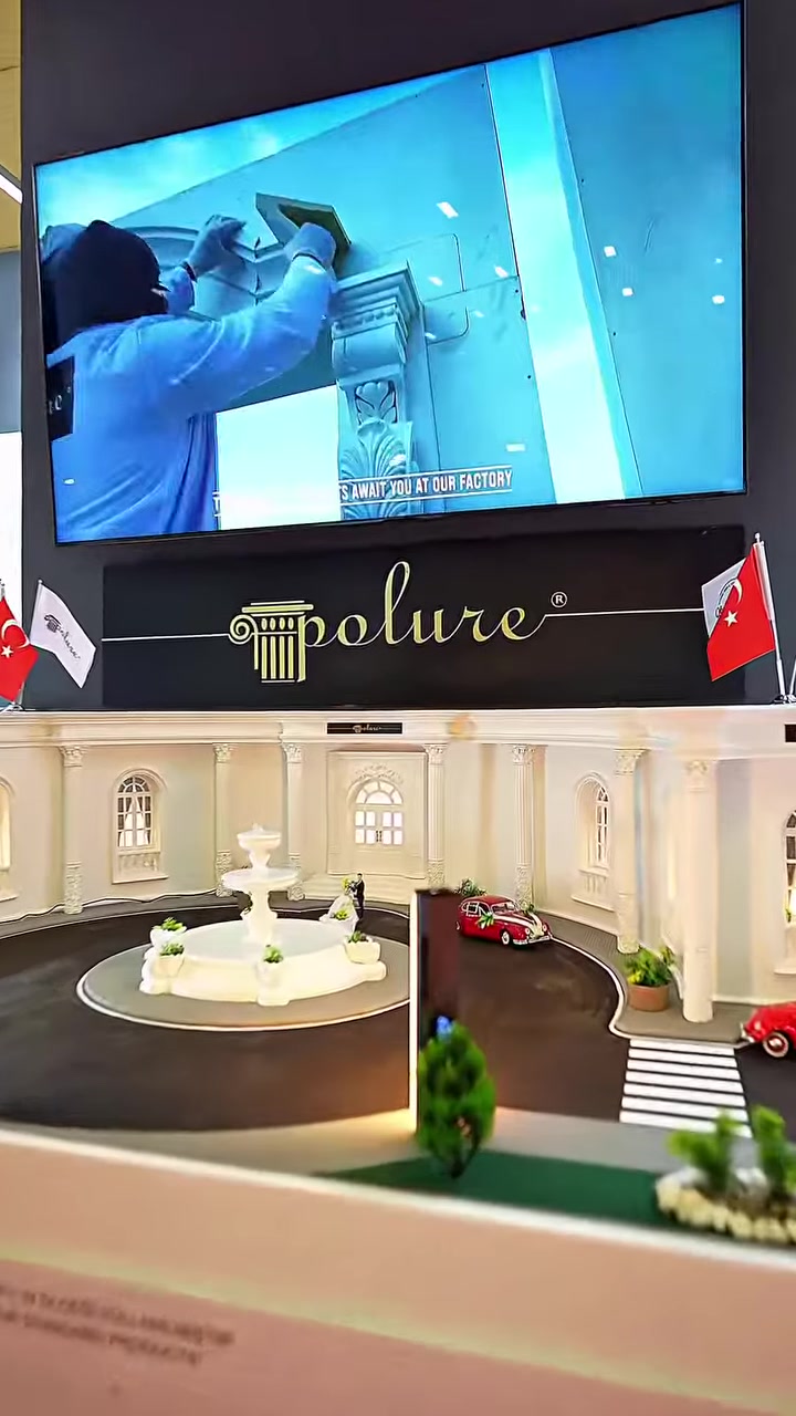 Sütun başlığı uygulaması ve ayrıntılı dekoratif stand maketi
