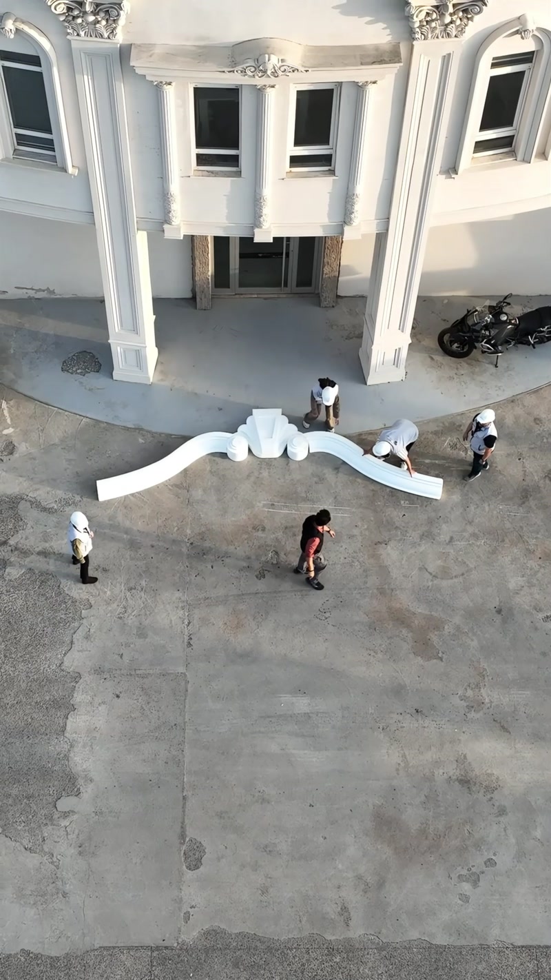Dış cephe tacının S kavisli kanatları zeminde hizalanıyor