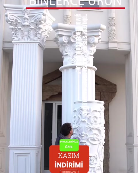 Yivli sütunlar ve işlemeli başlıklar giriş çevresini süslüyor