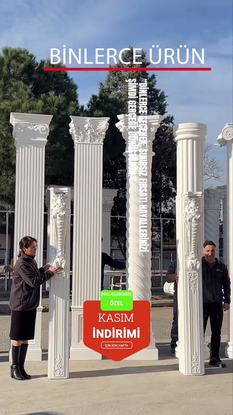Dış mekânda yan yana sergilenen bezemeli dekoratif sütunlar