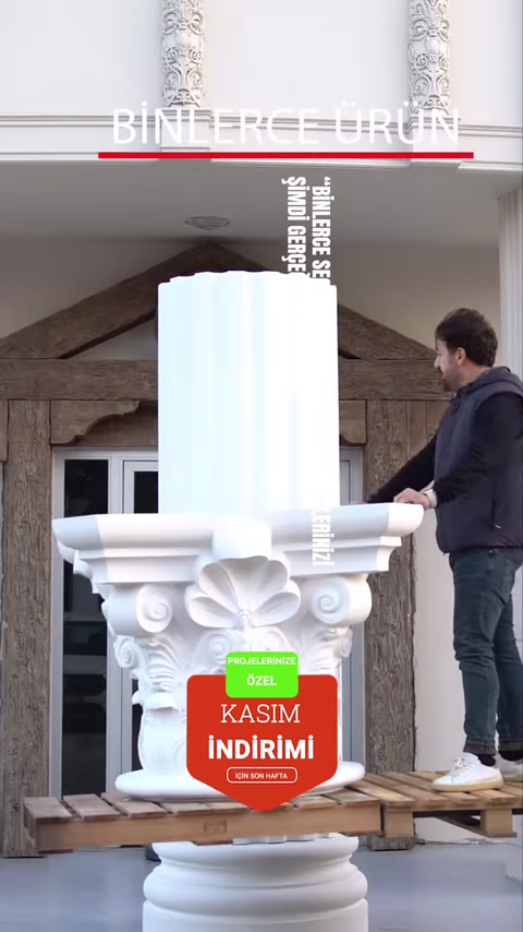 Yapı cephesinde büyük dekoratif sütun başlığının montaj aşaması