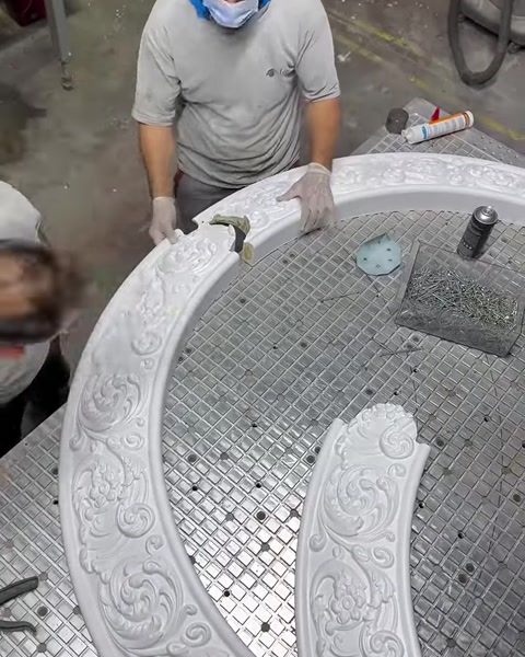 İşlemeli dairesel çerçeve parçaları çalışma tezgâhında birleştiriliyor