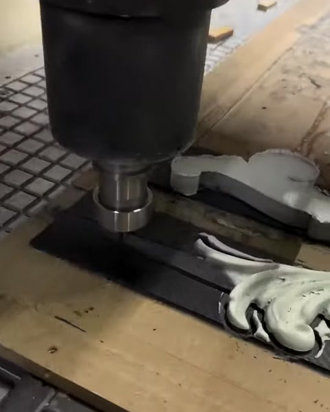 Dekoratif akrep parçası CNC tezgâhında oyularak şekillendiriliyor