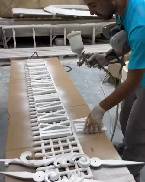 Sıralanmış Roma rakamlarına püskürtme yöntemiyle boya uygulanıyor