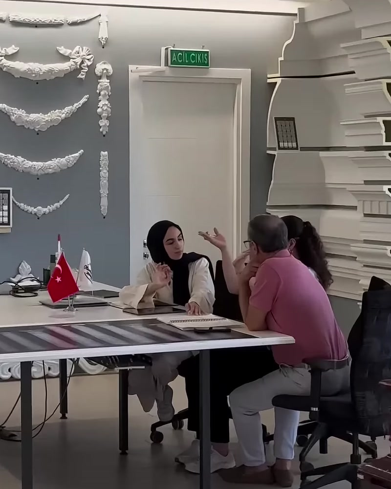 Showroomda dekoratif ürün örnekleri önünde proje görüşmesi yapılıyor