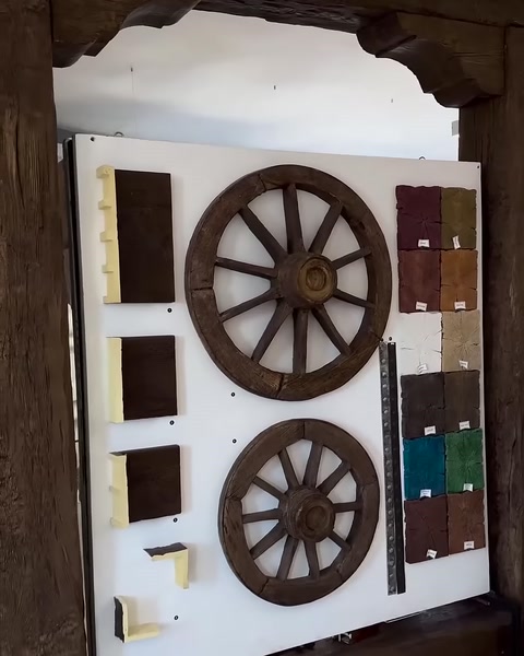 Rustik tekerlekler, doku numuneleri ve dekoratif parçalar sergileniyor