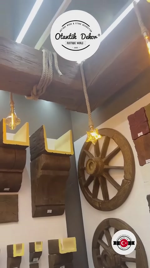 Halatla sarılmış tavan kirişi, sarkıt lambalar ve dekoratif tekerler