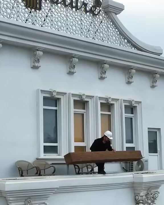 Ahşap görünümlü uzun kiriş fabrika cephesinde sergileniyor