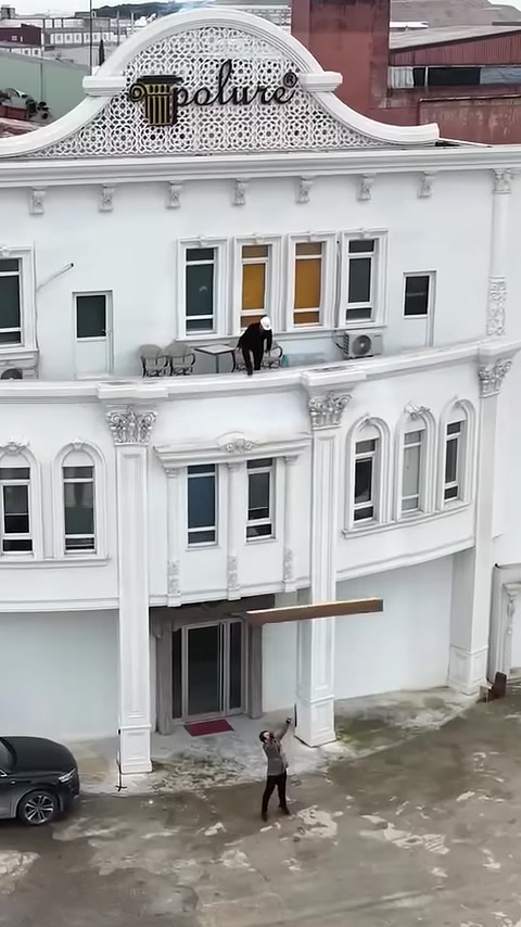 Dekoratif dış cepheli fabrika girişinin uzaktan genel görünümü