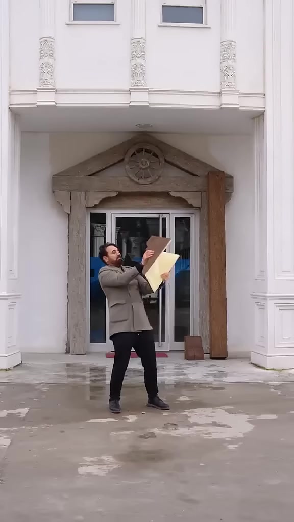 Kirişlerle çerçevelenen girişte dekoratif alınlık ve sütun düzeni