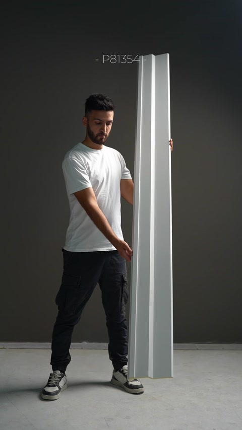 Geniş kanallı sade kartonpiyer modeli önden inceleniyor.