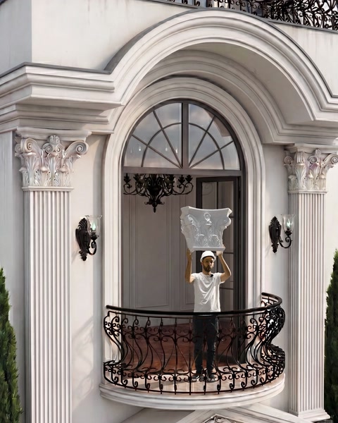 Balkon kemerinde sütun başlığı ve dekoratif çerçeve uygulaması yakın çekim