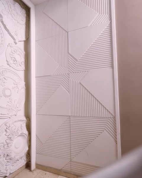 Geometrik desenli poliüretan paneller duvara monte edilmiş halde